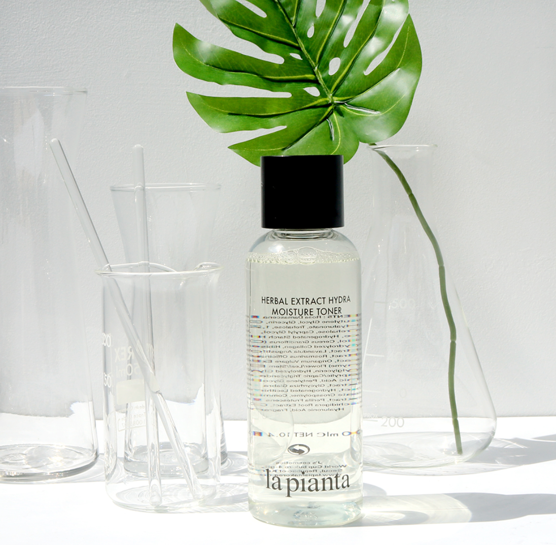 Tónico hidratante coreano La Pianta en laboratorio, fórmula natural con extractos botánicos, símbolo de calidad y valores de cosmética responsable